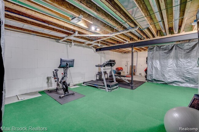 Building Photo - 1050 Oakwood Dr