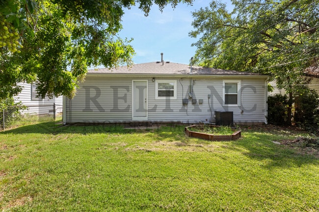 Building Photo - 1231 N Harding Ave