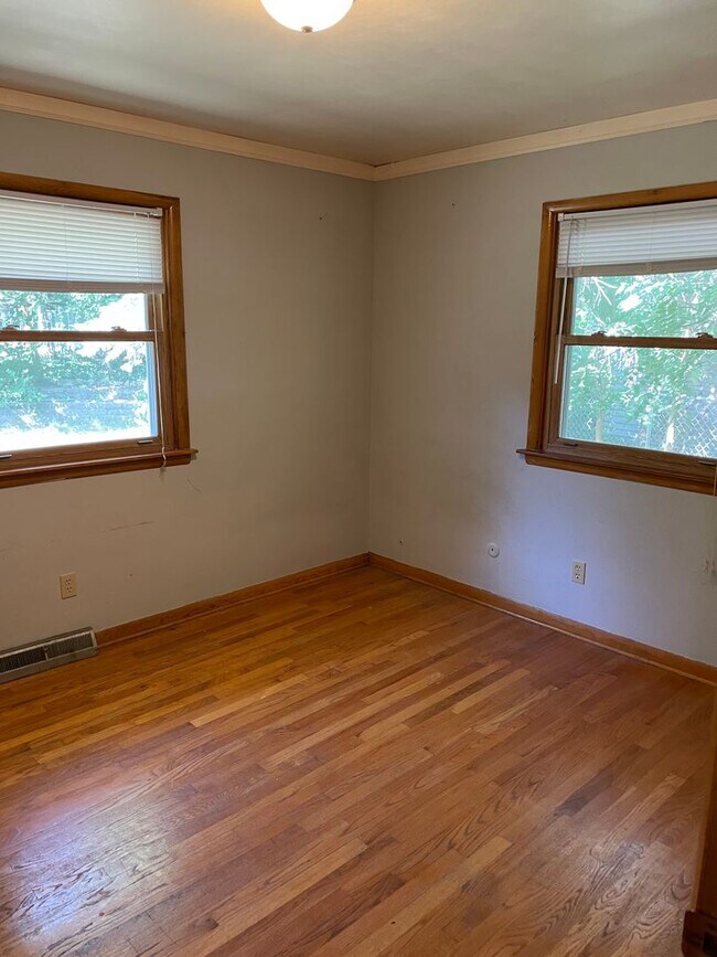 Building Photo - 5675 Juanita Dr SE