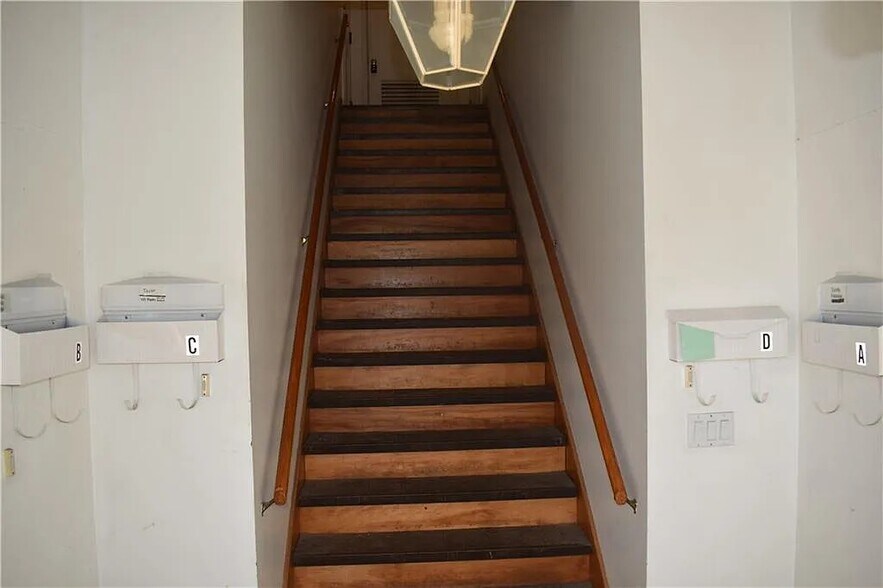 Building Photo - 1015 W Jackson St