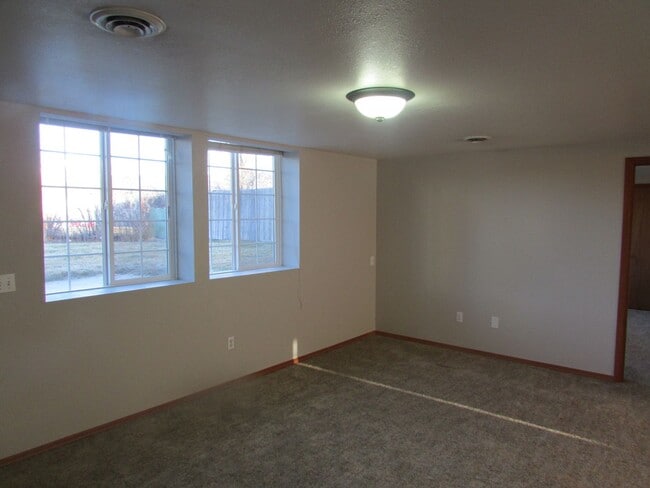 Building Photo - 510 S Circle Dr