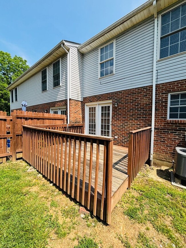 Building Photo - 3 Bedroom, 1.5 Bath Townhouse