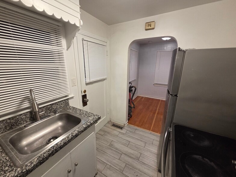 Building Photo - 849 Roberts St