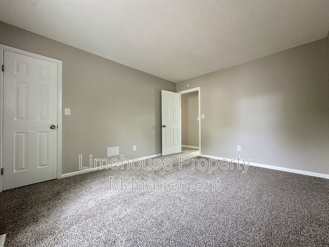 Building Photo - 5652 Glen View Dr