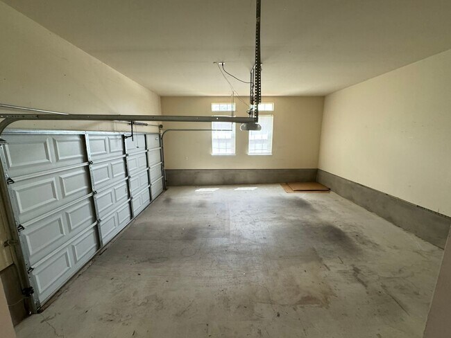 Building Photo - Beautiful 2 Story 4 Bdrm 2.5 Bath With a Loft