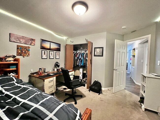 Building Photo - Great Campus West 2 Bed 1 Bath Available!
