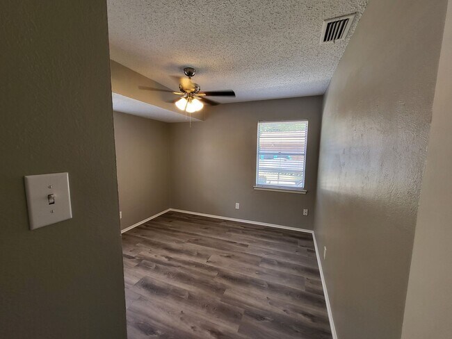 Building Photo - 2110 Redbud Ln