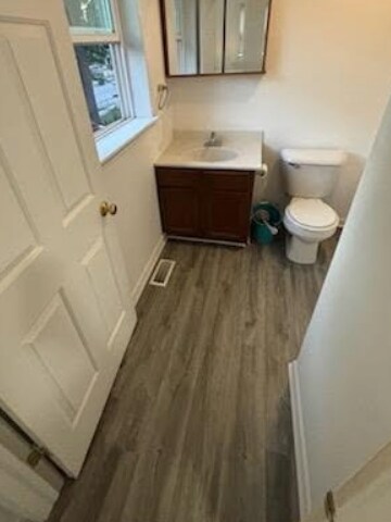 2nd floor full bathroom - 919 Yeoman Street