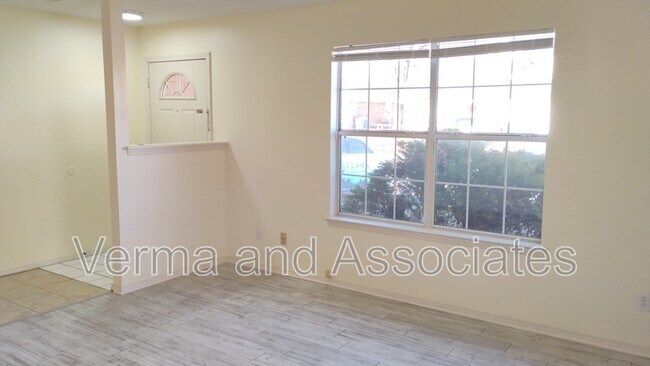 Building Photo - 44 Holly Dr