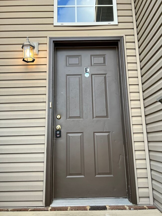 Building Photo - 3 bed/2bath Townhome freshly painted!