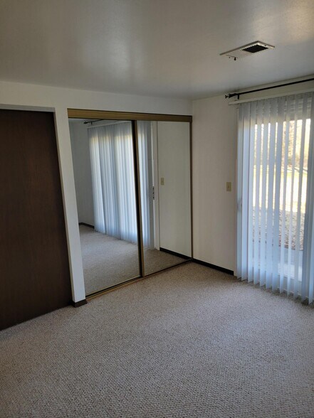 Building Photo - 16 Village Ct