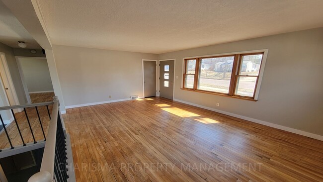 Building Photo - Newly Updated 2 Bedroom, 1.5 Bath House, C...