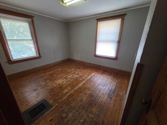 Building Photo - 204 W Locust St