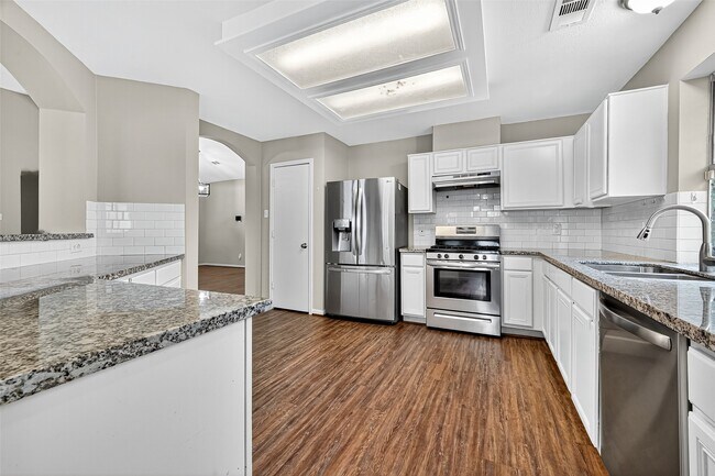 Building Photo - 17162 Summer Hollow Dr