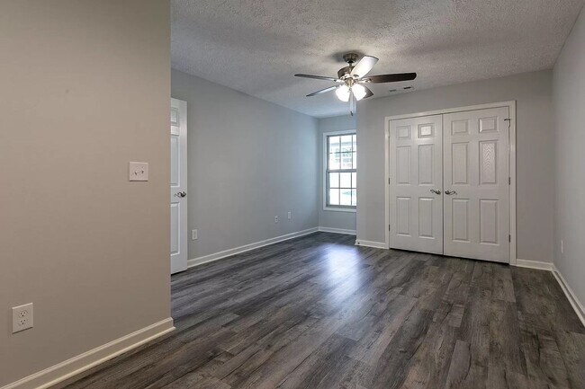 Building Photo - Spacious ranch style 2-bedroom, 2 bath duplex located in Manchester!