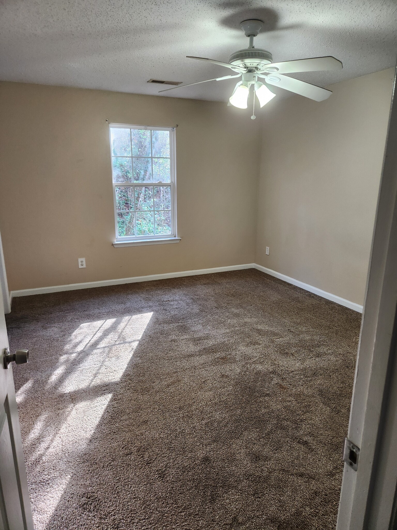 Building Photo - 529 Crest Dr SW