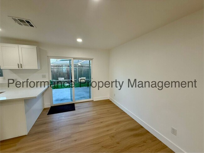 Building Photo - 3401 Squire Ln