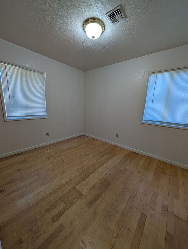 Building Photo - 3 Bedroom 2 Bath-House