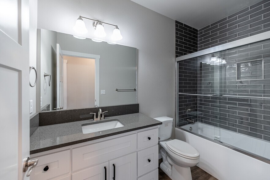 Guest Bathroom - 4075 Quinn Dr NE