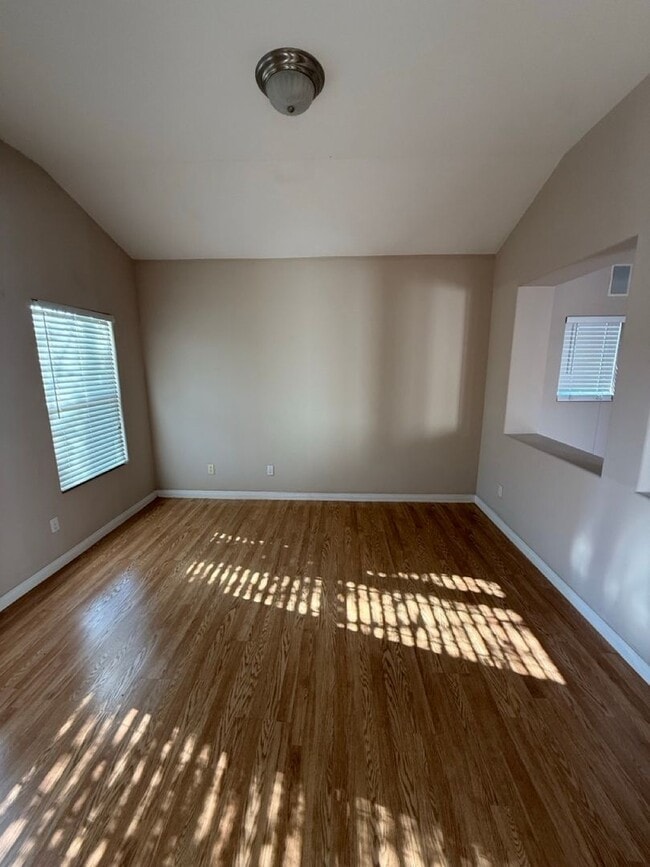 Building Photo - Spacious 4-Bedroom, 2-Bathroom Home in Southwest Bakersfield