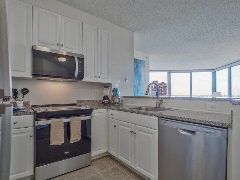 Building Photo - 33 Hudson St