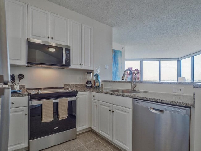 Building Photo - 33 Hudson St