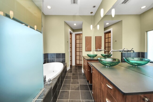 Building Photo - 1610 Calumet St