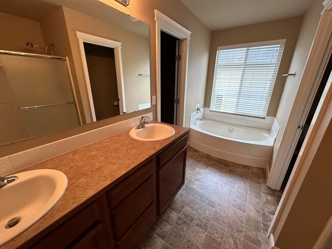 Building Photo - 1415 Grindstone Dr SE