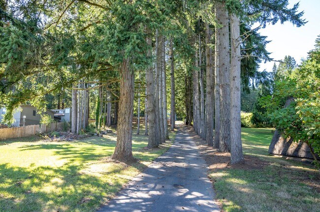 Building Photo - SHORT TERM LEASES! 1-6 months - 3-Bedroom ...