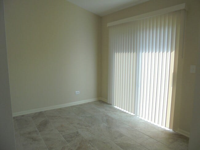 Building Photo - 1202 N Village Dr