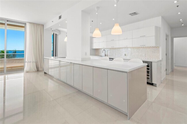 Building Photo - 808 Brickell Key Dr
