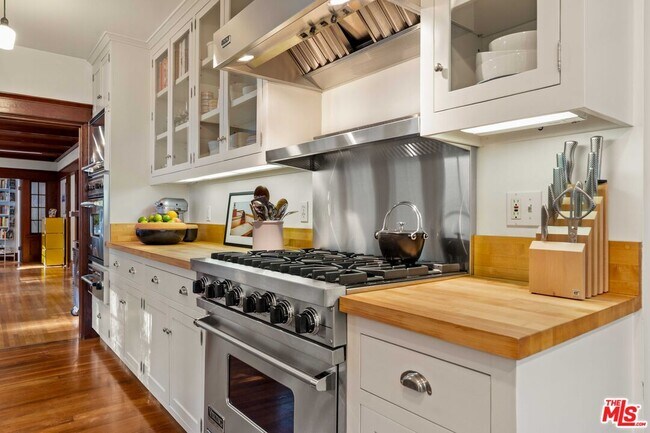 Building Photo - 8050 Jovenita Canyon Dr