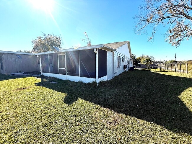 Building Photo - 5401 Pinetrail Way