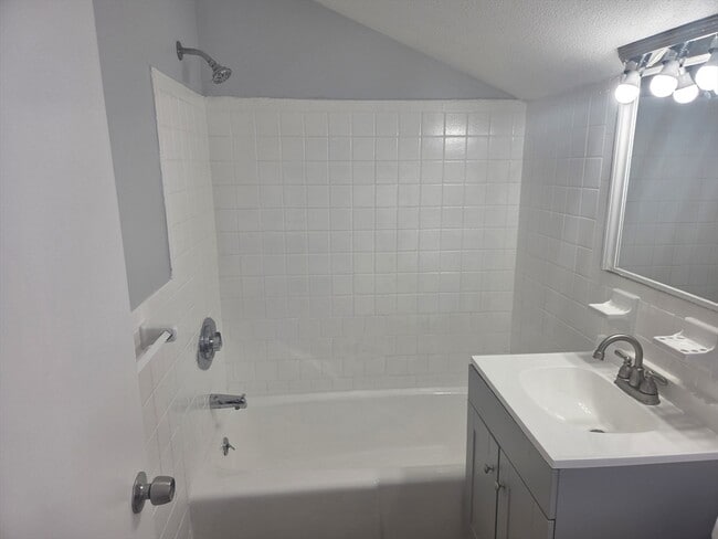 Building Photo - 0 Town House Ct