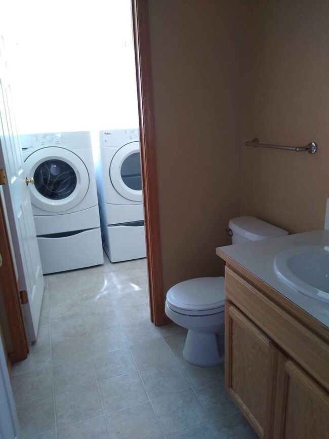 Building Photo - Spacious 4 bedroom 2.5 bedroom home in the Coeur d'Alene.