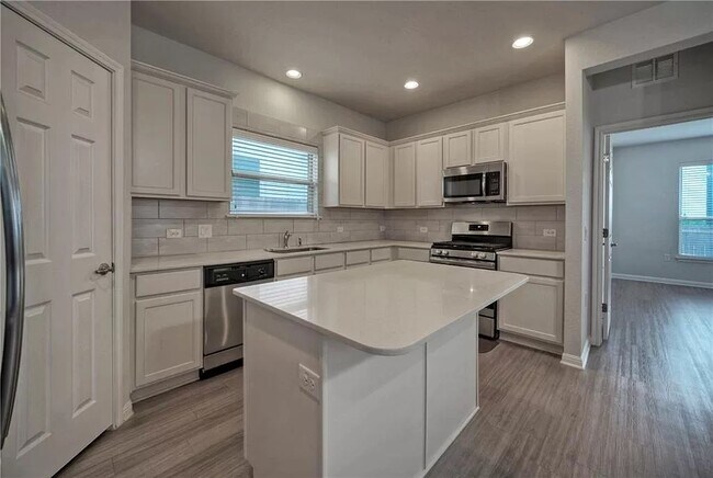 Building Photo - 913 Fortrose Ter