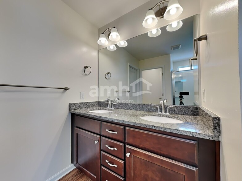 Building Photo - 304 Crabapple Cir