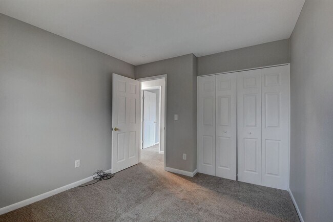 Building Photo - 4 bedroom, 2 bath home with 2 car garage, with mountain views