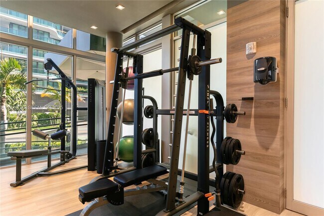 Building Photo - 9940 W Bay Harbor Dr