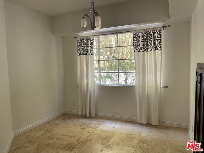 Building Photo - 431 N Doheny Dr