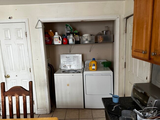 Building Photo - 40 Hooker St