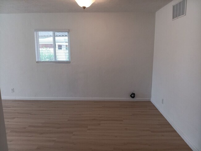Building Photo - Cozy 4-bedroom, 2-bathroom home! Showings available Soon! Price Drop!!