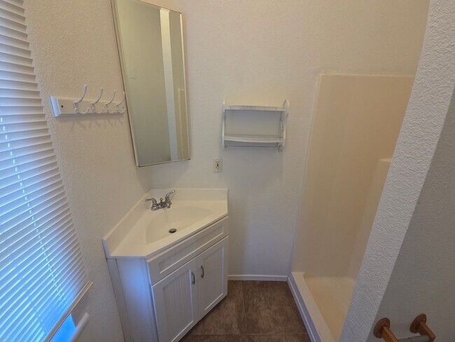 Building Photo - Beautiful 2 bedroom home with large detatched garage