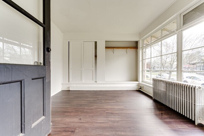 Building Photo - 4 Bedroom Ground Floor Apartment in Westside Neighborhood