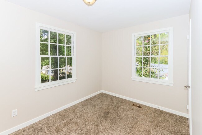 Building Photo - 4582 Shadow Lawn Dr
