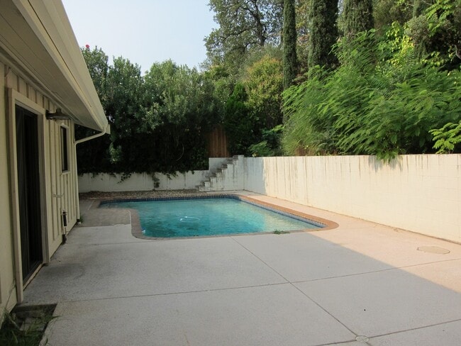 Building Photo - SPACIOUS HOME ON THE WEST SIDE OF REDDING