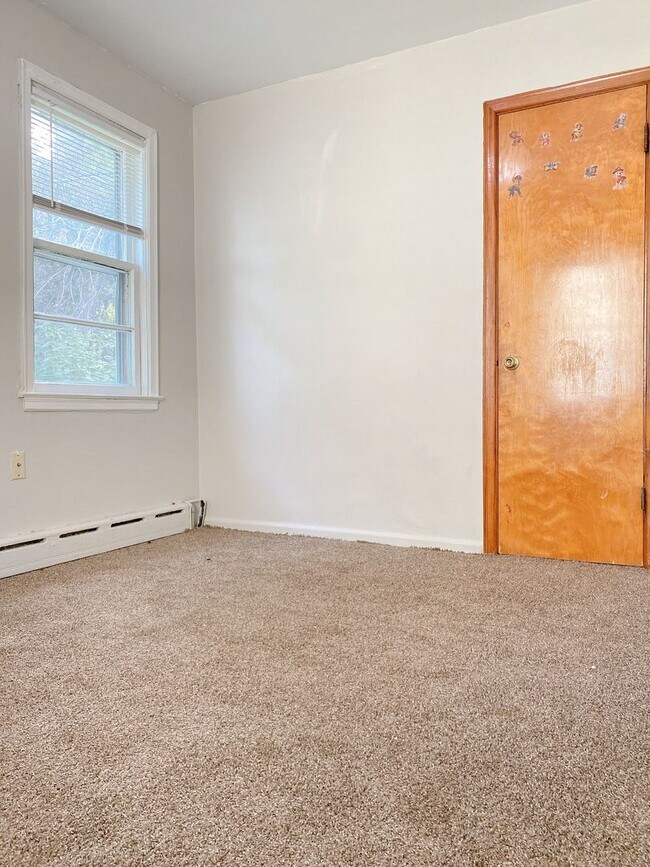 Building Photo - Cozy 4 bed 1.5 bath with a detached garage
