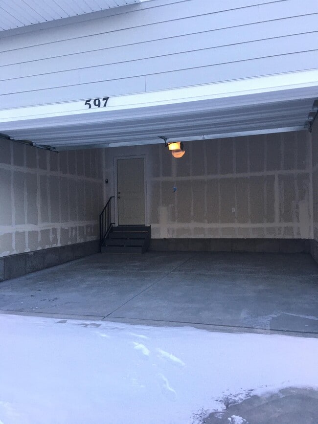 Building Photo - 597 N Orchard Dr