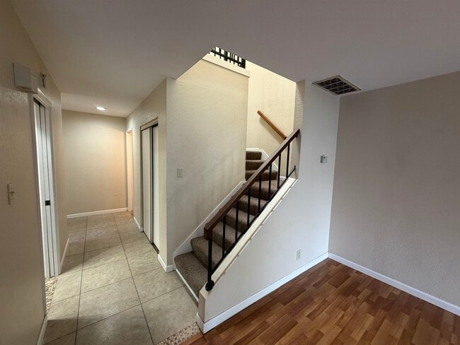 Building Photo - 5143 Oakdale Ct