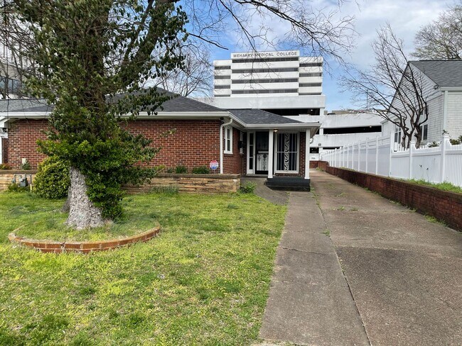 Building Photo - Downtown Nashville Charming Traditional Home